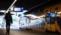 UTRECHT - Een reiziger op station Utrecht Centraal tijdens een staking van NS-personeel, dat staakt voor meer loon. De staking beslaat het gebied rond Utrecht, een belangrijke spil in het spoornet waardoor er in het hele land geen treinverkeer mogelijk is. ANP JEFFREY GROENEWEG