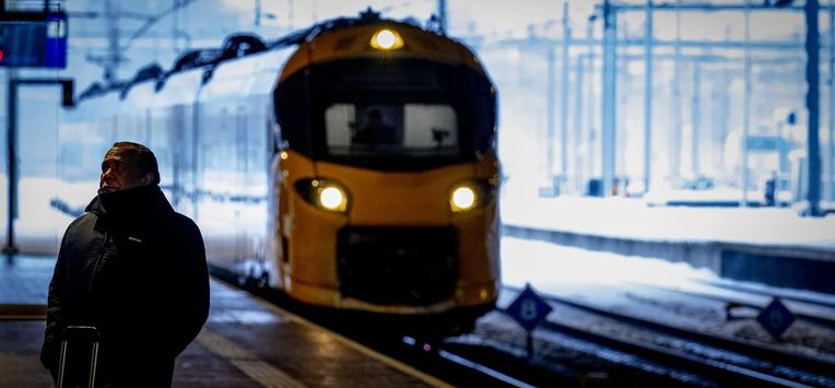 ROTTERDAM - Reizigers op Rotterdam Centraal. Door meerdere verstoringen is er geen treinverkeer mogelijk. ROBIN UTRECHT / ANP