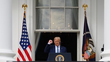 Op deze foto is president Donald Trump te zien bij het Witte Huis.