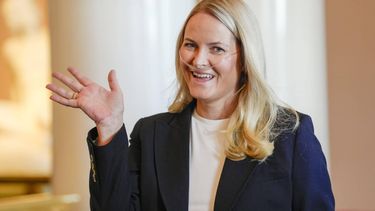 epa12880290 Norway's Crown Princess Mette Marit wears breathing assistance as the Crown Prince Family holds a reception for the Norwegian athletes from the Milano Cortina 2026 Winter Paralympic Games, in Oslo, Norway, 10 April 2026.  EPA/Lise Aserud / POOL NORWAY OUT NORWAY OUT
