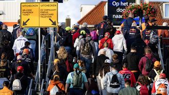 ZANDVOORT - Racefans komen met de trein aan op het station in Zandvoort op de dag van de sprintrace en kwalificatie voor de F1 Grand Prix van Nederland. Het is voorlopig de laatste keer dat de Formule-1 race in Nederland wordt gereden. RAMON VAN FLYMEN / ANP