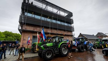 MEPPEL - Boeren protesteren bij het gemeentehuis van Meppel tijdens de Drentse Stikstofmars. Vanuit drie plaatsen wordt naar het provinciehuis in Assen gereden, om daar te protesteren tegen het stikstofbeleid. VINCENT JANNINK / ANP
