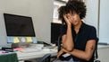 vrouw is verveeld op werk en heeft een carriereswitch nodig