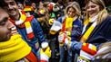 'S-HERTOGENBOSCH - Drukte in de Korte Putstraat in Oeteldonk, de naam die Den Bosch draagt tijdens carnaval. Straten en pleinen liepen vol met feestvierders, uitgedost in boerenkiel met Oeteldonkse sjaal. ANP ROB ENGELAAR