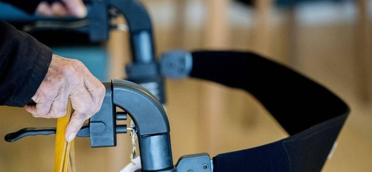 ILLUSTRATIE - Een bejaarde vrouw loopt met met een rollator in een verzorgingstehuis. ANP XTRA ROBIN UTRECHT
