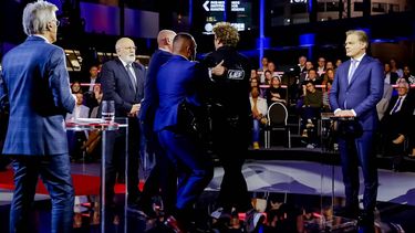 2023-11-21 21:57:30 DEN HAAG - Een lid van LEF (een linkse politieke partij in Nederland gericht op de belangen van jongeren) onderbreekt de uitzending tijdens het slotdebat van de NOS, een dag voor de Tweede Kamerverkiezingen. ANP REMKO DE WAAL