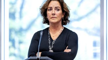AMSTERDAM - Burgermeester Femke Halsema tijdens de raadsvergadering van Amsterdam over de pro-Palestijnse demonstratie, waarbij honderden mensen werden opgepakt. De VVD wil weten waarom de betogers zo dicht bij een pro-Israelische manifestatie op de Dam konden komen. ANP ROBIN VAN LONKHUIJSEN
