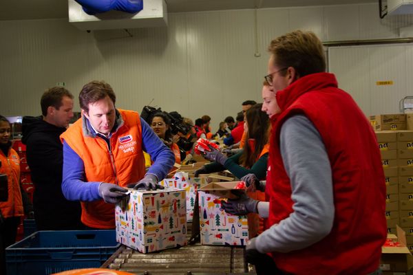 Kerstpakketten inpakken bij de voedselbank met René Froger