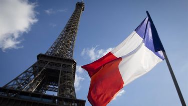 PARIJS - Een Franse vlag bij de Eiffeltoren, een jaar na de bloedige aanslagen waarbij 130 mensen om het leven kwamen. ANP BART MAAT