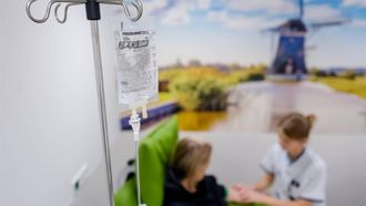 ILLUSTRATIEF - Een medewerker helpt een patient op de afdeling oncologie van het Haaglanden Medisch Centrum Antoniushove. ANP MARCO DE SWART