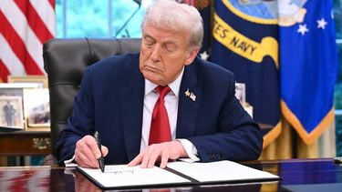 US President Donald Trump signs an executive order in the Oval Office of the White House in Washington, DC, on September 25, 2025.  
SAUL LOEB / AFP
