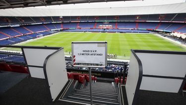 Een foto van een bord met coronamaatregelen in stadion De Kuip