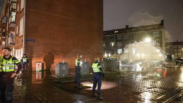 AMSTERDAM - De Mobiele Eenheid heeft in Amsterdam-West op meerdere locaties opgetreden. Er werd onder meer met stenen en vuurwerk naar de politie gegooid. ANP INTER VISUAL STUDIO