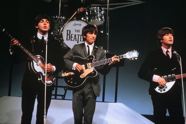 Een foto van een optreden van The Beatles met Paul McCartney