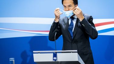 Een foto van premier Rutte, die de coronamaatregelen dinsdag aanscherpte, met een mondkapje