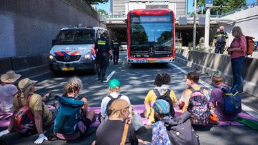 DEN HAAG - Klimaatdemonstranten van Extinction Rebellion tijdens een blokkade van de snelweg A12. In een verklaring meldt XR dat de blokkade een reactie is 