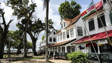 PARAMARIBO - Historische gebouwen in het centrum van de hoofdstad van Suriname. Het land viert 50 jaar onafhankelijkheid van Nederland. ANP REMKO DE WAAL