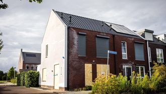 OVERASSELT - Een woning aan de Honingklaver moet twee weken dicht. Burgemeester Joerie Minses neemt deze maatregel om daarmee de rust in de omgeving verder te herstellen en de openbare orde te waarborgen. Minses besloot eerder een woning aan de Ewijkseweg voor een jaar te sluiten waar afgelopen week een 51-jarige beveiliger werd doodgeschoten en twee agenten zwaargewond raakten. ROB ENGELAAR / ANP
